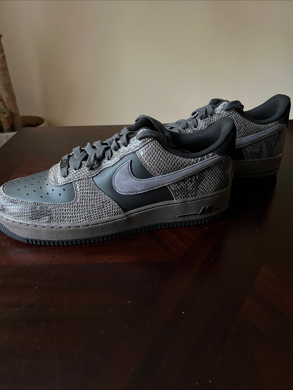 Nike Air Force 1 ‘07 LV08  Sneakers - Gray and Black